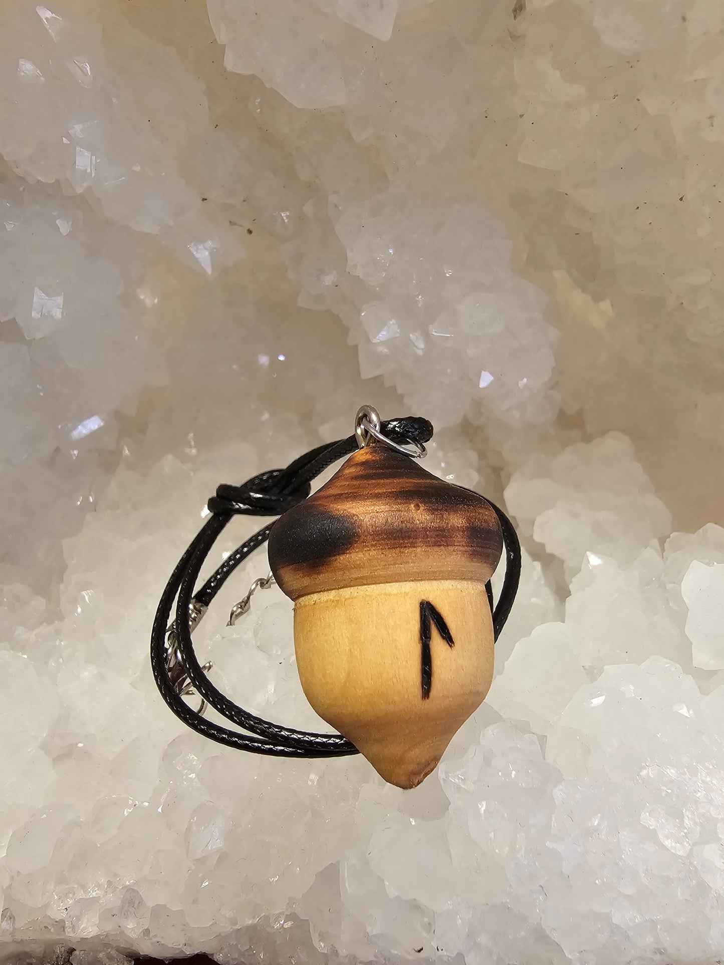 Runenamulett aus Holz