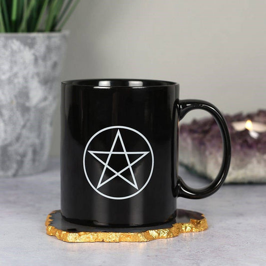 Schwarze Tasse im Pentagramm-Design im gotischen Stil