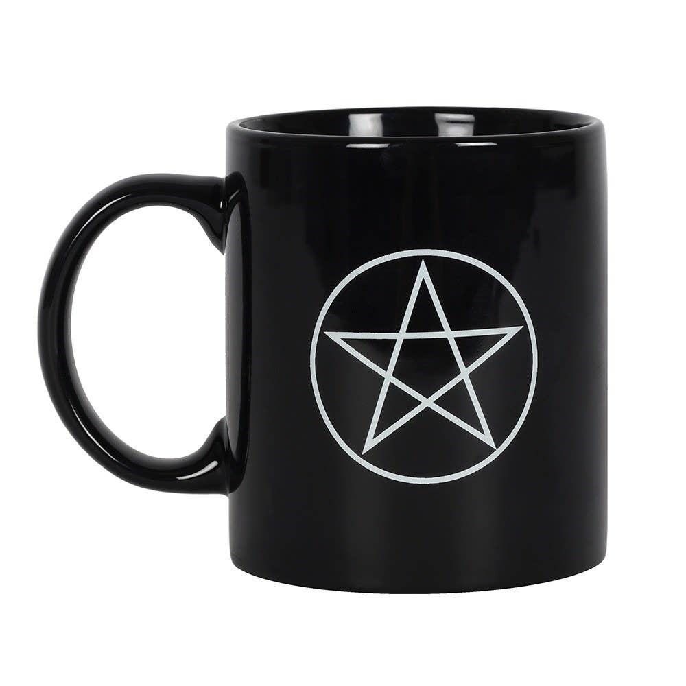 Schwarze Tasse im Pentagramm-Design im gotischen Stil
