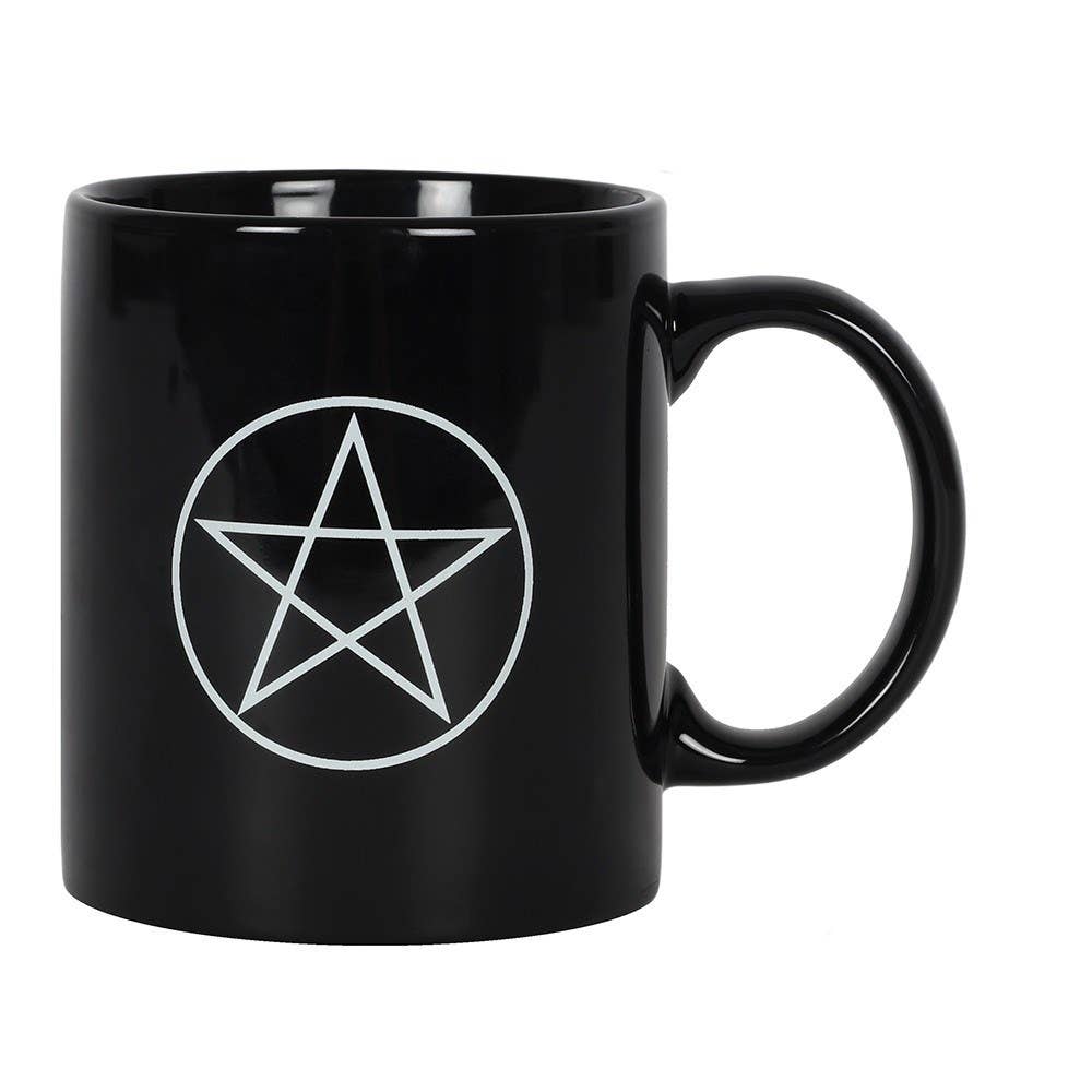 Schwarze Tasse im Pentagramm-Design im gotischen Stil