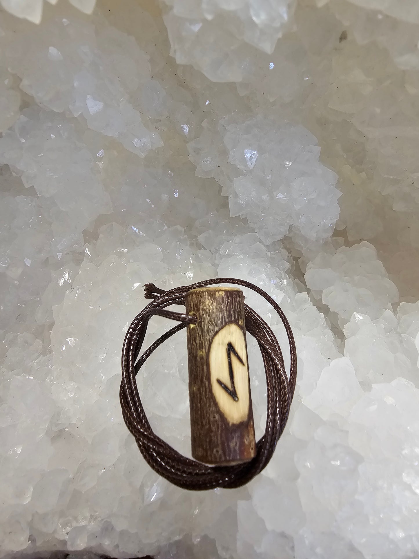 Runenamulett aus Holz